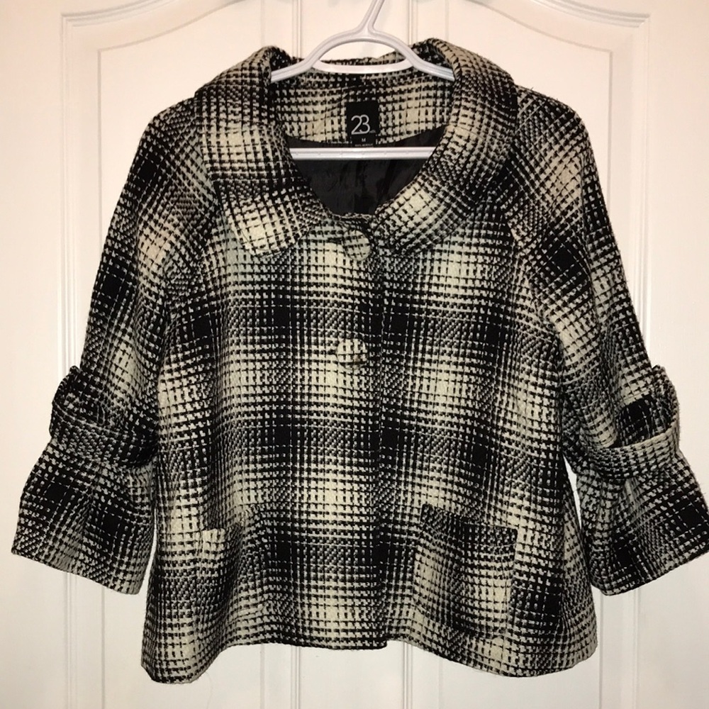 🧵 Black & White Striped Blazer